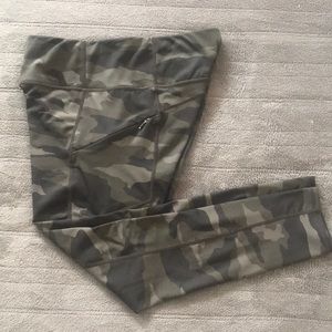 Athleta Camo Contender 7/8 tight in green camouflage print, size small